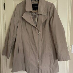New Ivanka Trump Rain Jacket Size XL